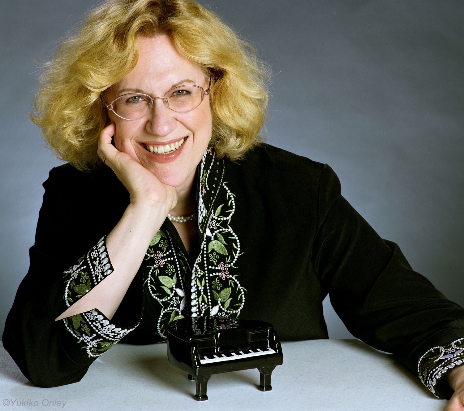 Noted for her musical command, cosmopolitan artistry and visionary independence, Sara Davis Buechner has been both a teacher and performer at Shandelee